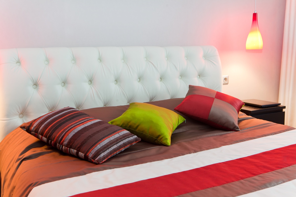 Пошив чехла на подушку с наполнением - изображение 1 - заказать онлайн в салоне штор Benone в Куровском