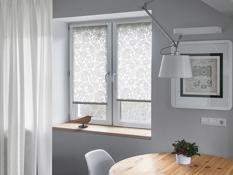Монтаж рулонной шторы на створку окна - изображение 1 - заказать онлайн в салоне штор Benone в Куровском